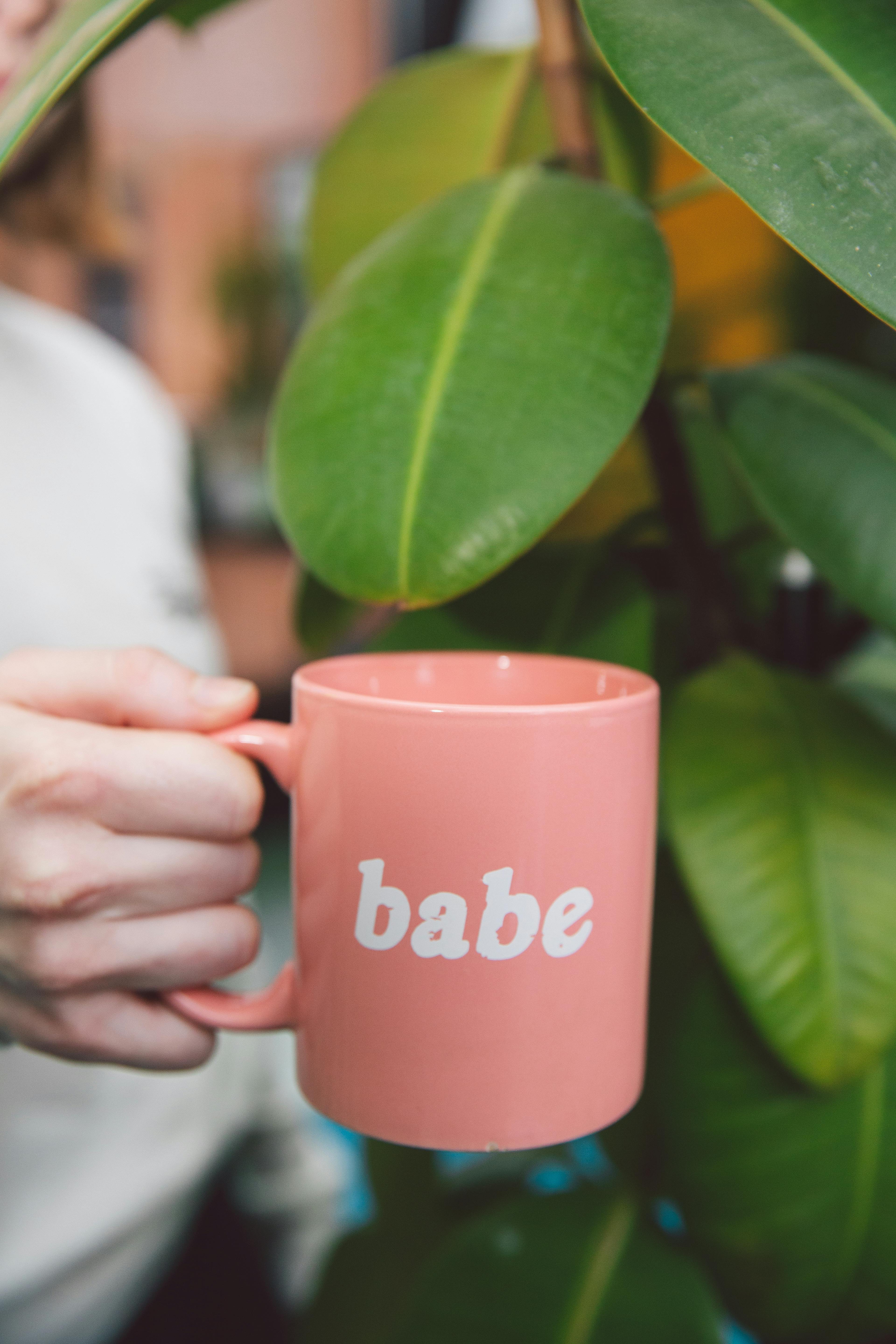 Рука пишет на стикерах, прикрепленных к доске планирования