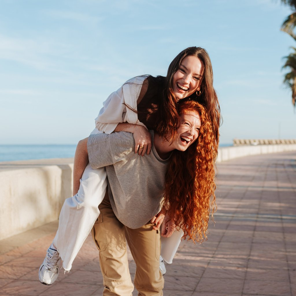 Подруги гуляют в парке и разговаривают