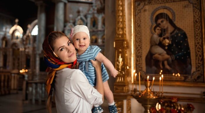 Особлива роль хрещеної мами: Побажання та ідеї для святкового привітання